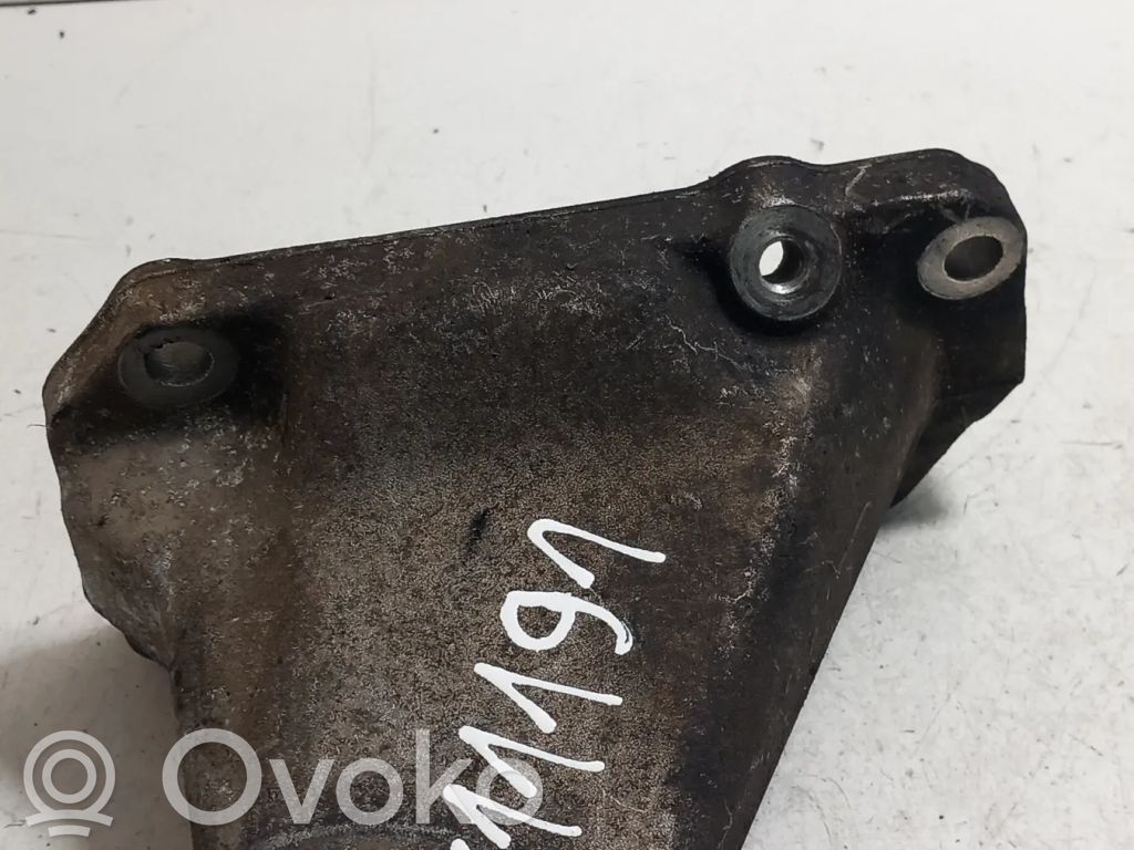 Mercedes-Benz CLK A209 C209 Engine mounting bracket 