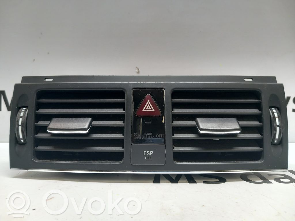 Mercedes-Benz C W204 Dysze / Kratki środkowego nawiewu deski rozdzielczej 