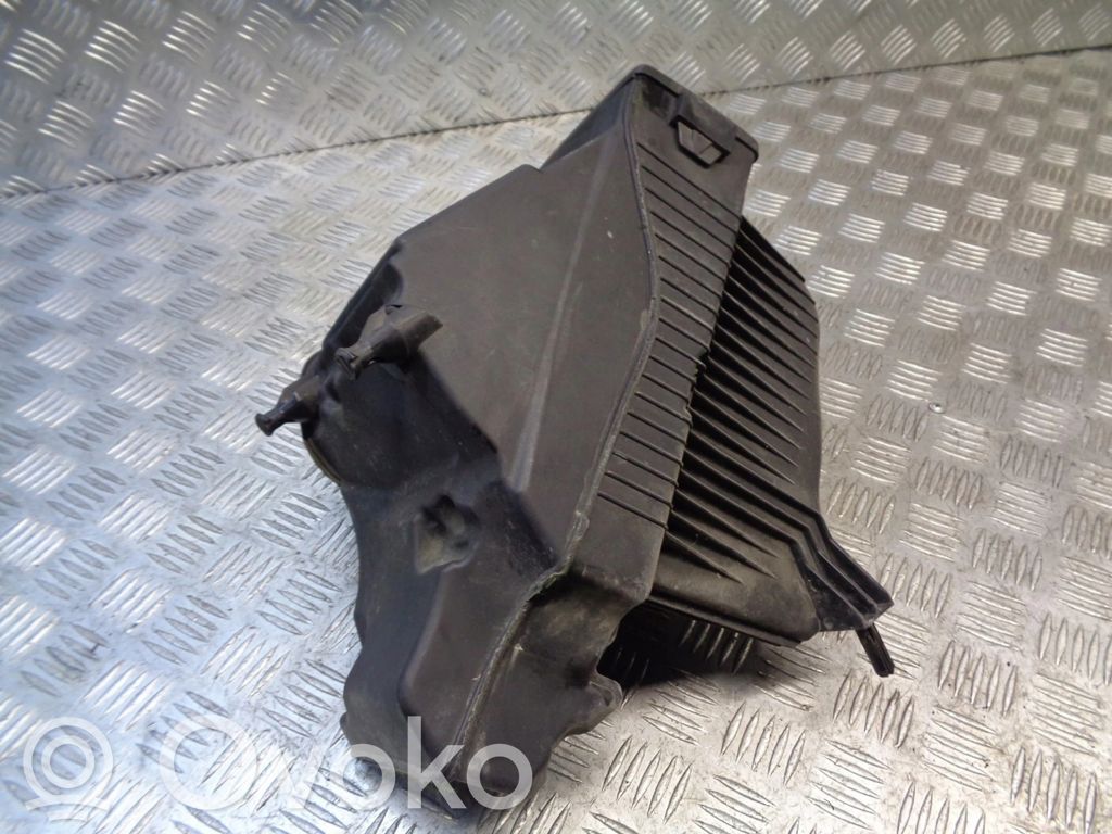 Renault Clio III Air filter box 