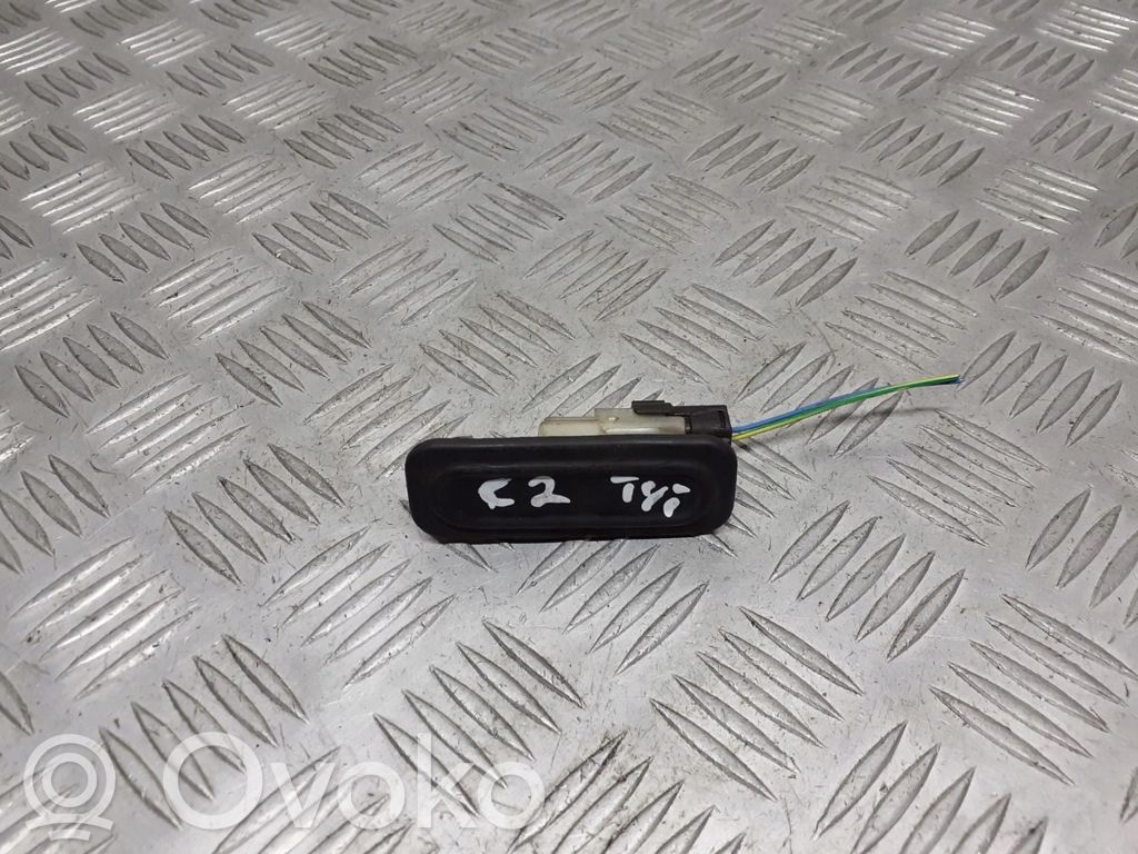 Tailgate/boot open switch button