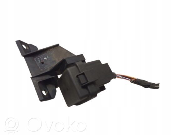 Audi A4 S4 B9 8W Releen moduulikiinnike 