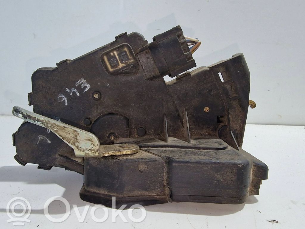 Priekšpusē slēdzene   8206408,BTR