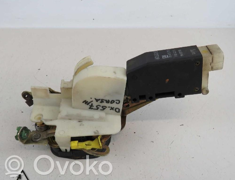 Opel Corsa B Priekšpusē slēdzene 