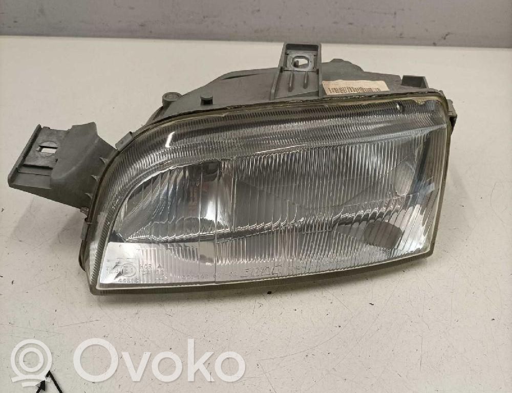 Fiat Punto (176) Objetivo del faro delantero 