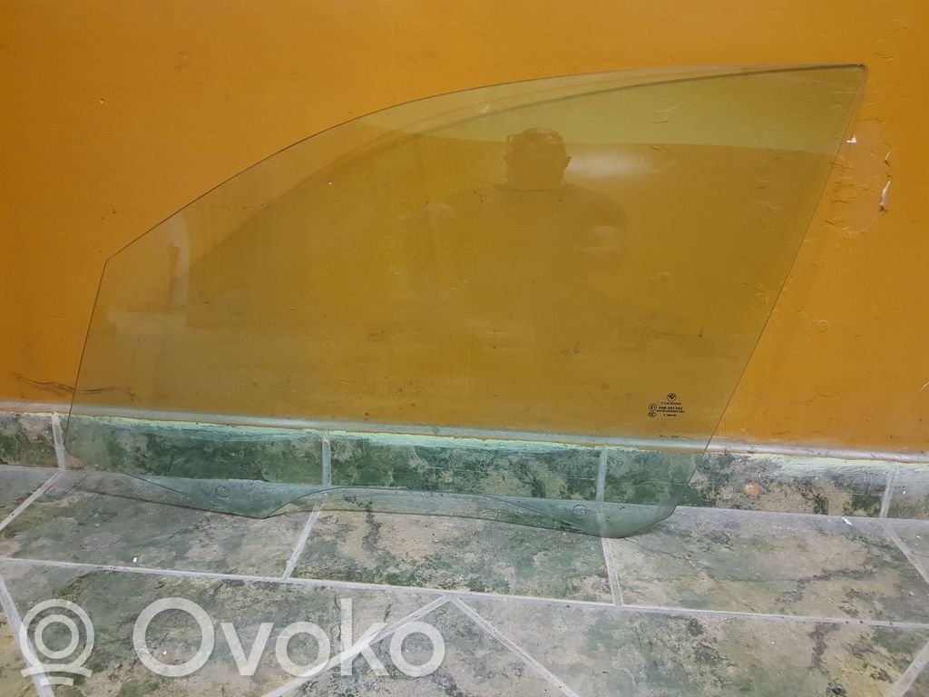 BMW 1 E81 E87 Front door window glass four-door 