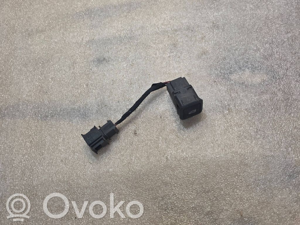 Audi A8 S8 D2 4D Tailgate/trunk/boot open switch 
