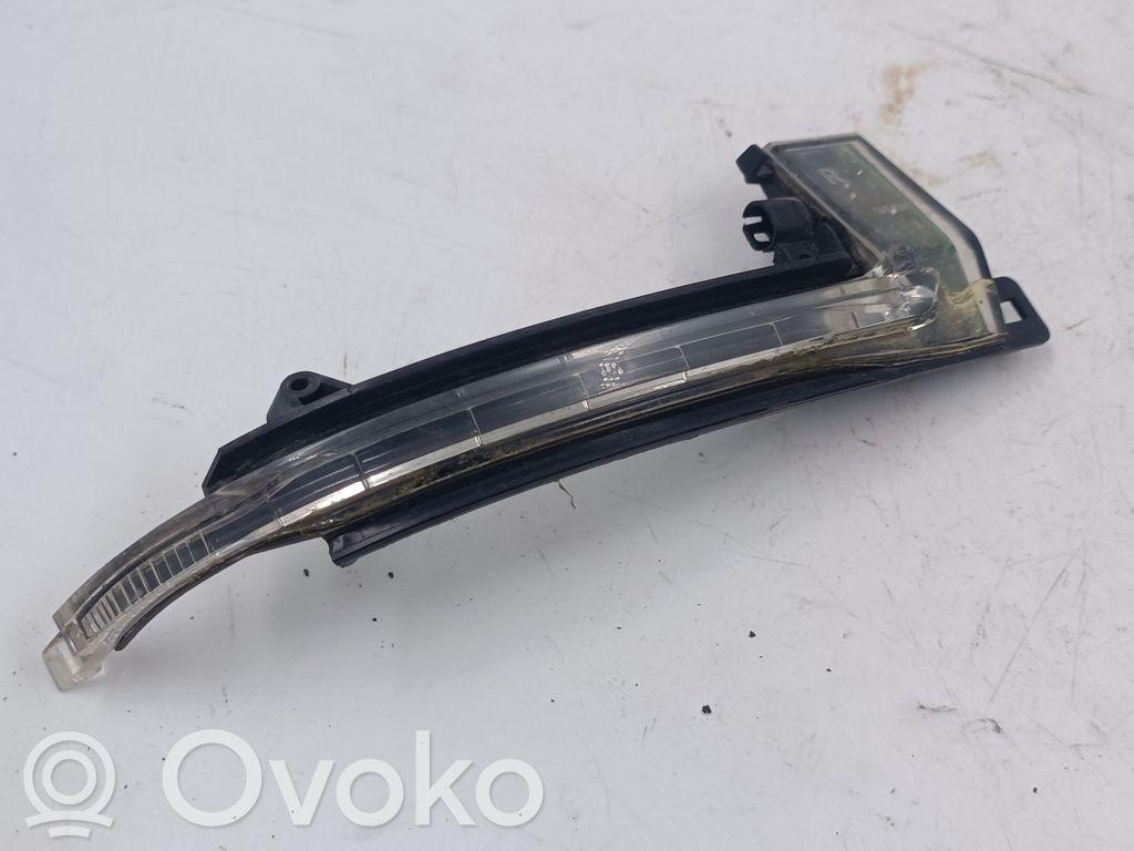 Audi A4 S4 B8 8K Peilin suuntavilkku 