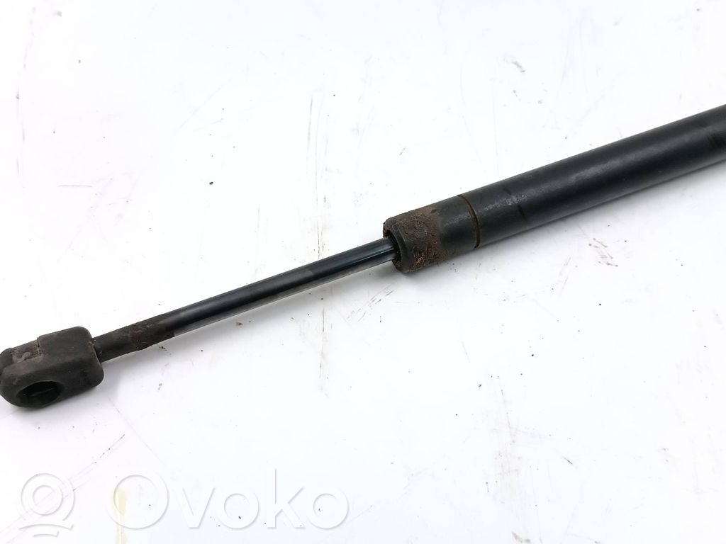 Audi A4 S4 B5 8D Takaluukun tuen kaasujousi 
