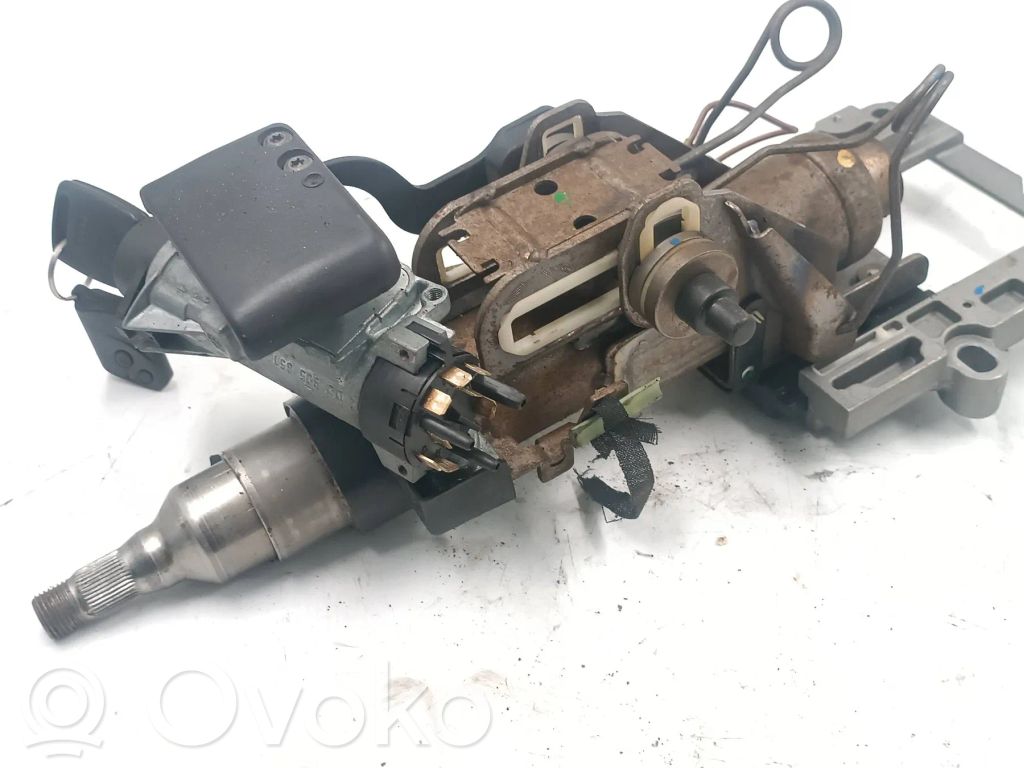 Audi A4 S4 B5 8D Ohjauspyörän akseli 