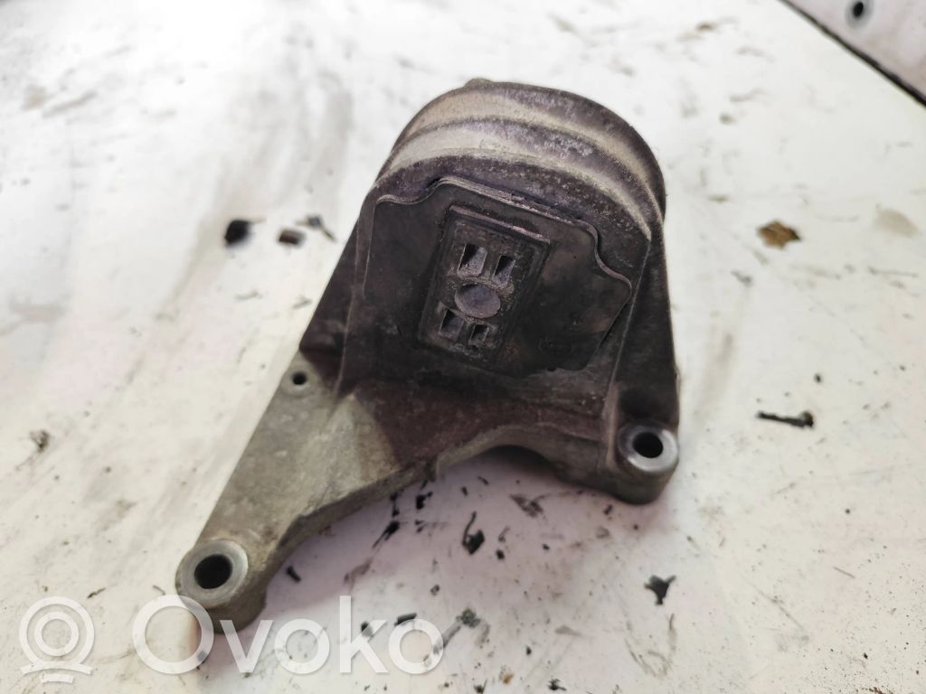 Volvo XC70 Engine mount bracket 