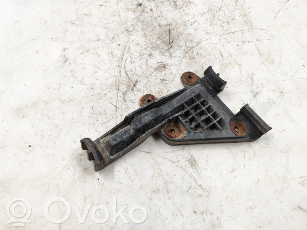 Priekšpusē bampera turētājs   8A0807283