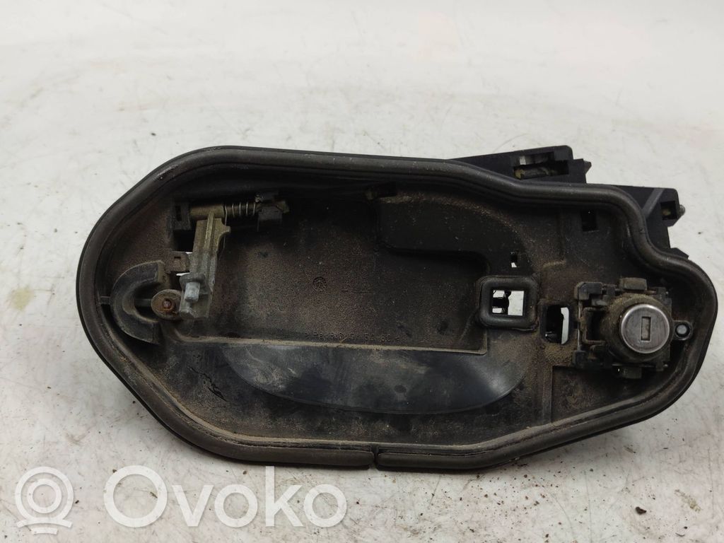 BMW 5 E60 E61 Priekšpusē turētājs / kronšteins ārējam atvēršanas rokturim 
