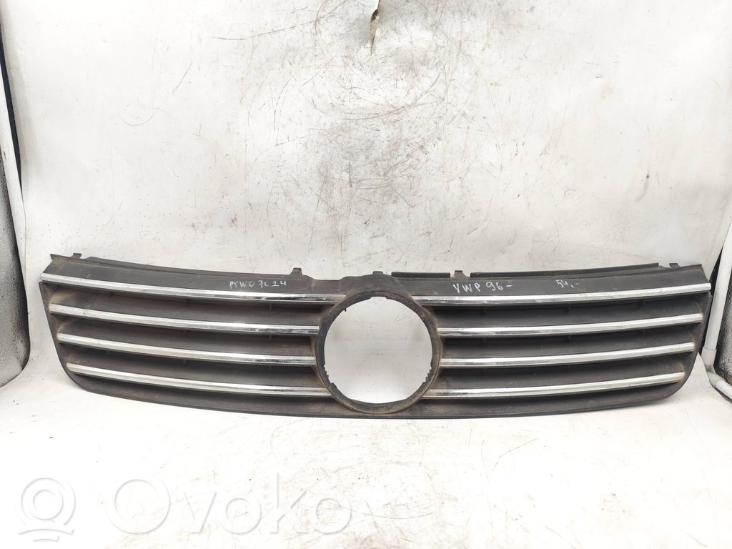 Volkswagen PASSAT B5 Maskownica / Grill / Atrapa górna chłodnicy 