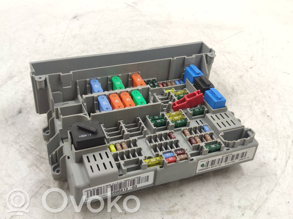 BMW 1 E81 E87 Fuse module 