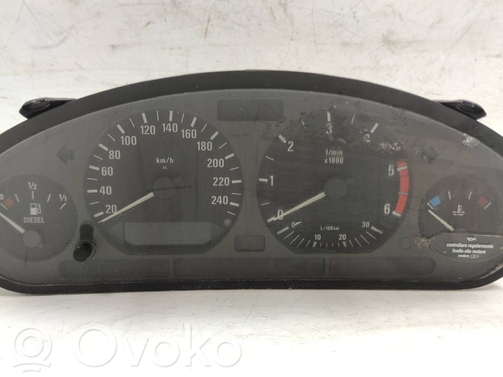 Geschwindigkeitsmesser Cockpit   8379814