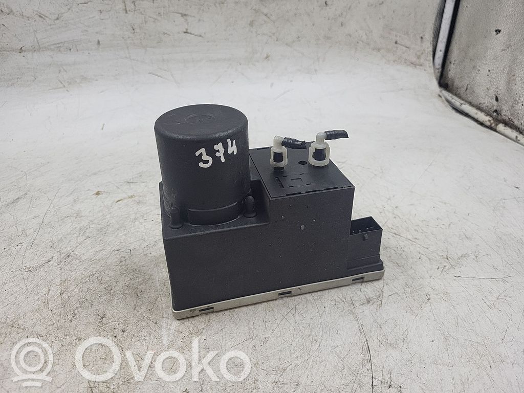 Audi A4 S4 B5 8D Central locking vacuum pump 