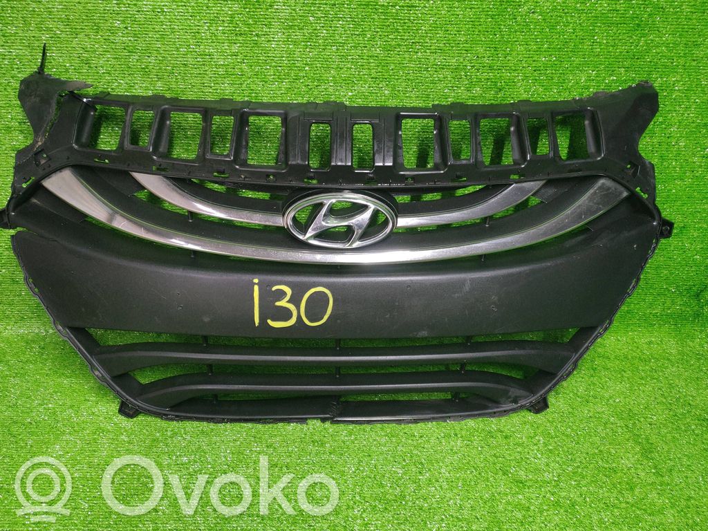 Hyundai i30 Etupuskurin ylempi jäähdytinsäleikkö 
