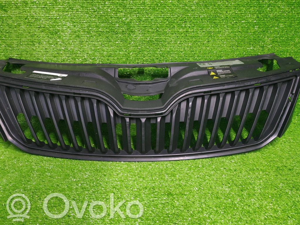 Skoda Rapid (NH) Etupuskurin ylempi jäähdytinsäleikkö 