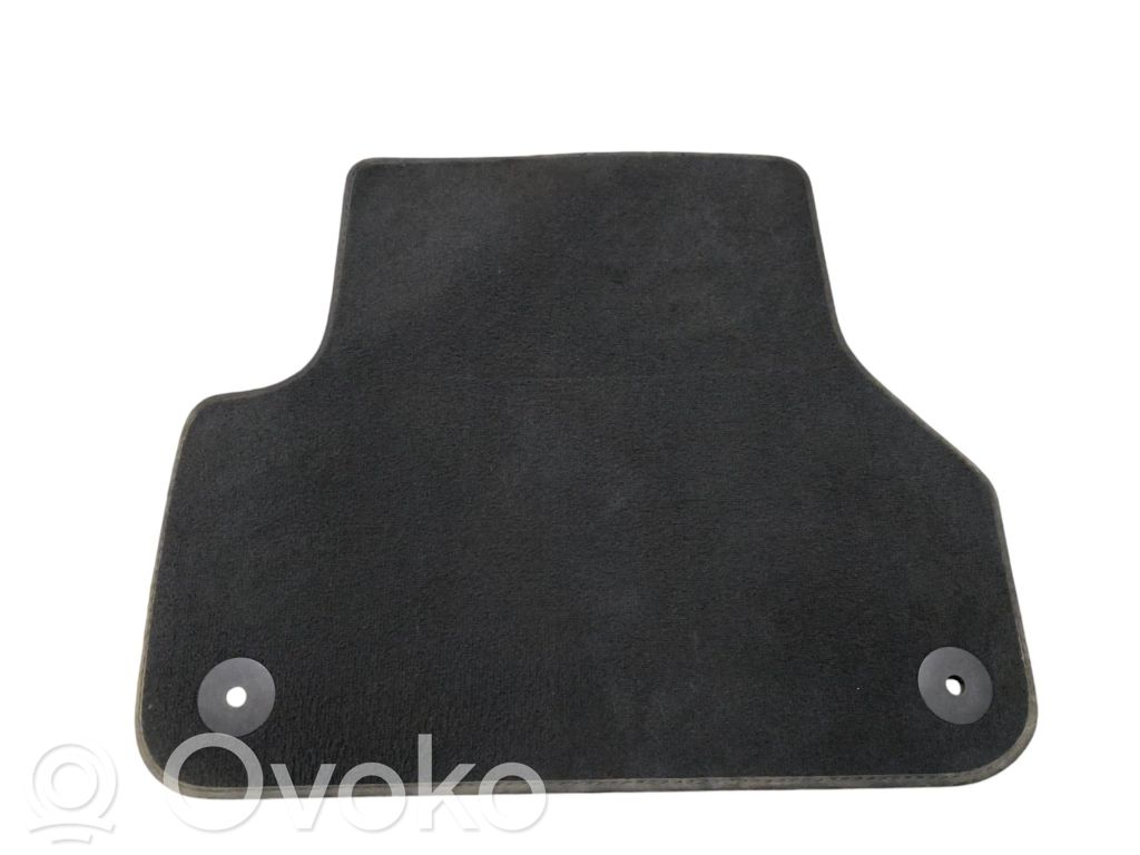 Alfombra trasera   8W0864450