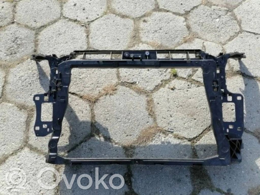 Audi Q3 F3 Pas przedni 