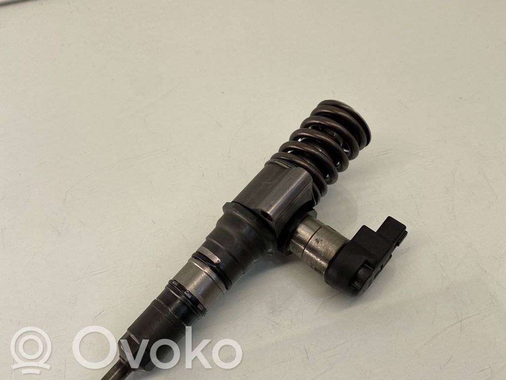 Volkswagen PASSAT B6 Inyector de combustible 