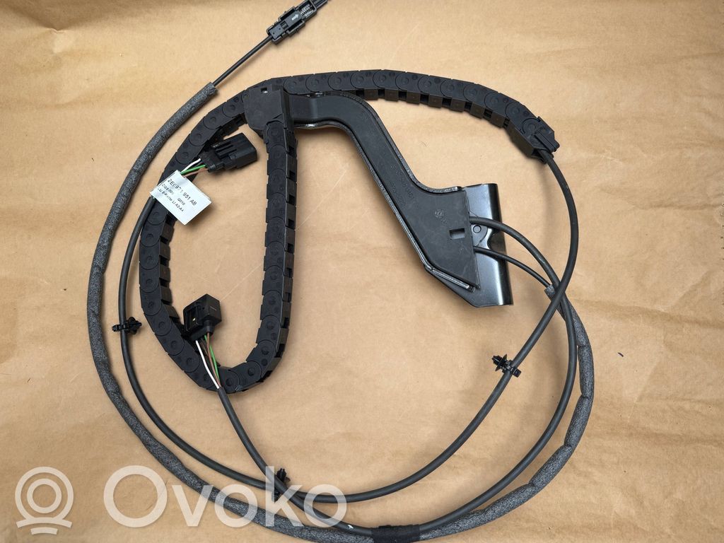 Volkswagen Crafter Prowadnica rolkowa drzwi bocznych / przesuwanych / Zawias dolny 