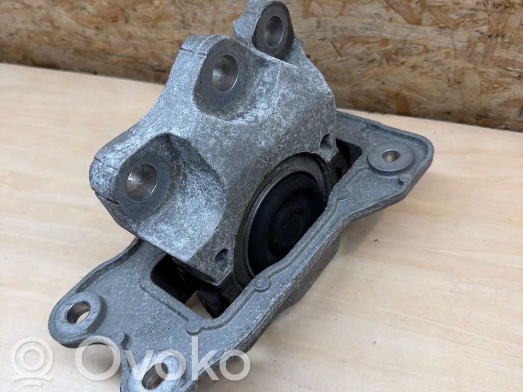 Volvo S90, V90 Engine mount bracket 