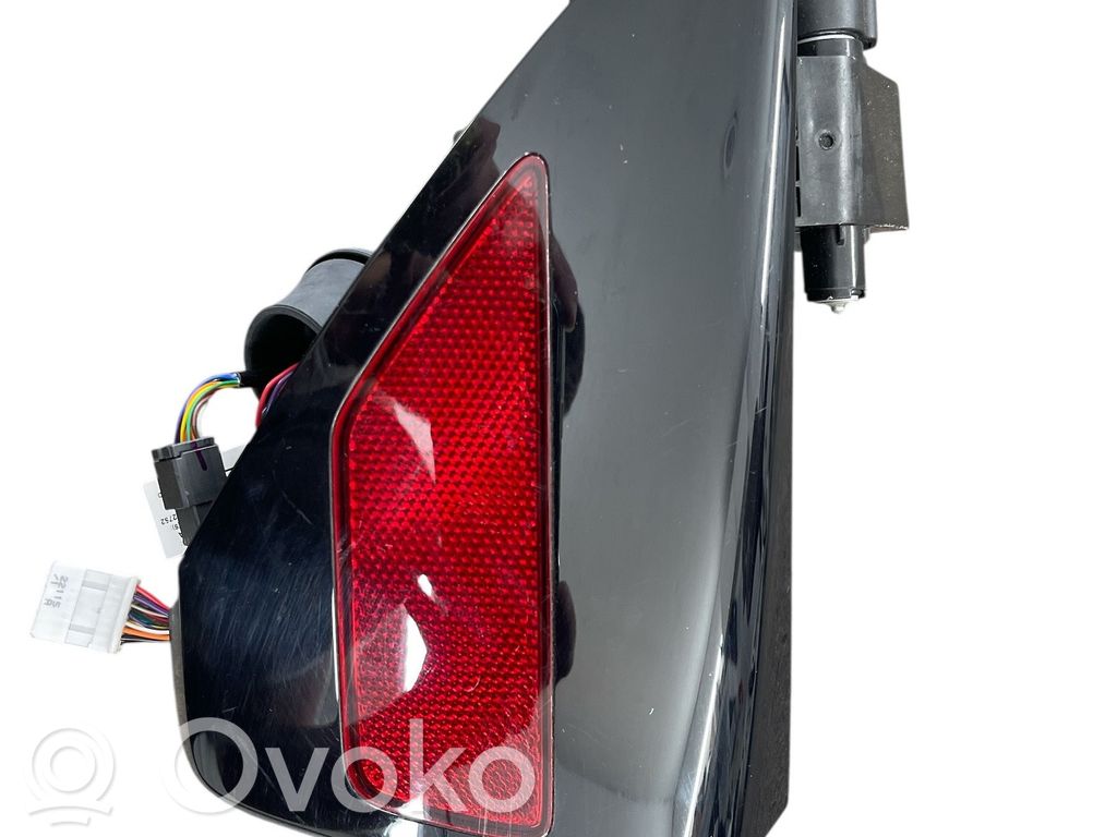 Tesla Model Y Sähköauton latauspistorasian kansi 