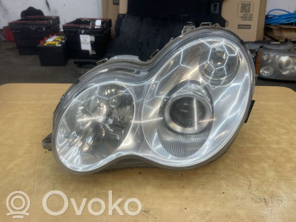 Mercedes-Benz C W203 Lampa przednia 