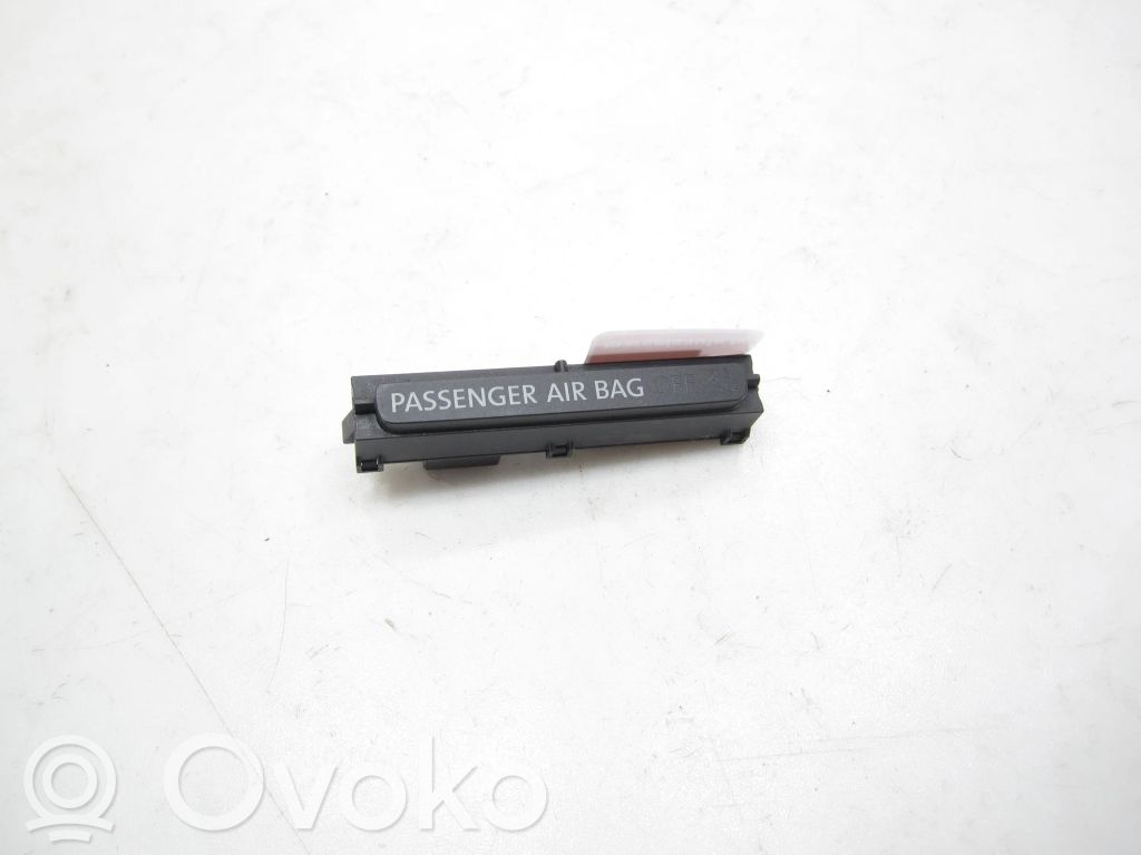 Volkswagen Jetta VI Passenger airbag on/off switch 