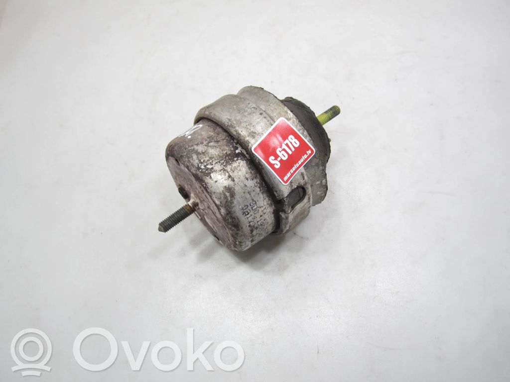 Volkswagen PASSAT B5.5 Engine mounting bracket 