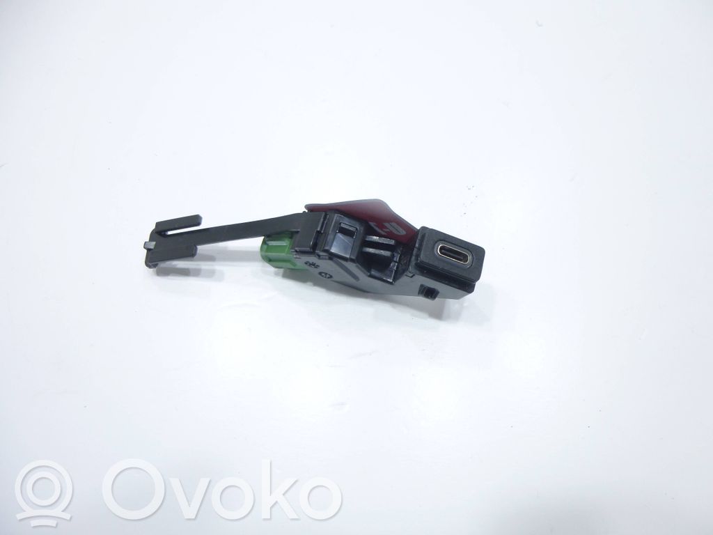 Volkswagen PASSAT B8 Gniazdo / Złącze USB 