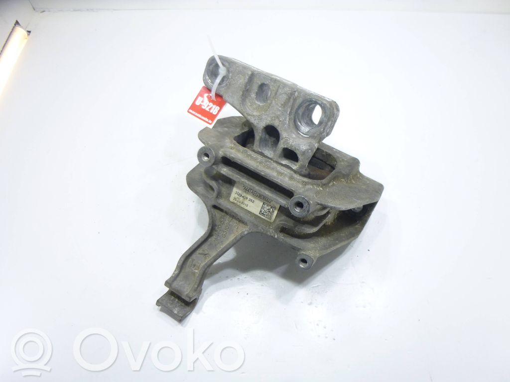 Volkswagen PASSAT B8 Engine mount bracket 
