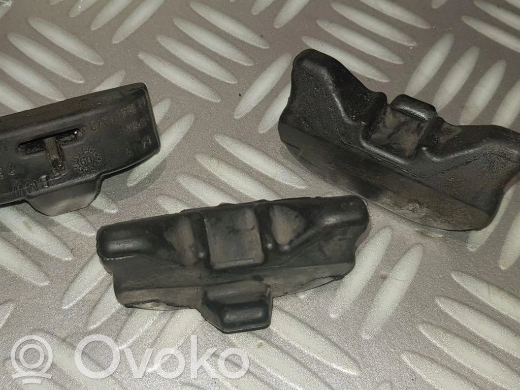 Radiator mount bracket   7542516