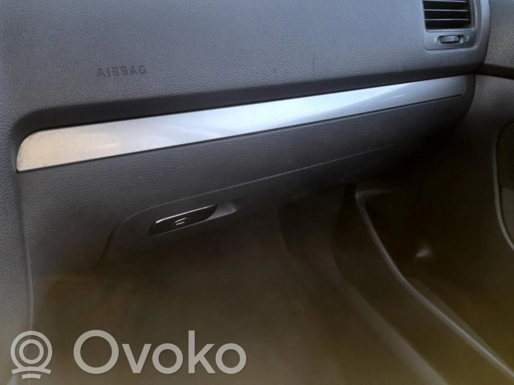 Volkswagen Golf V Hansikaslokero 