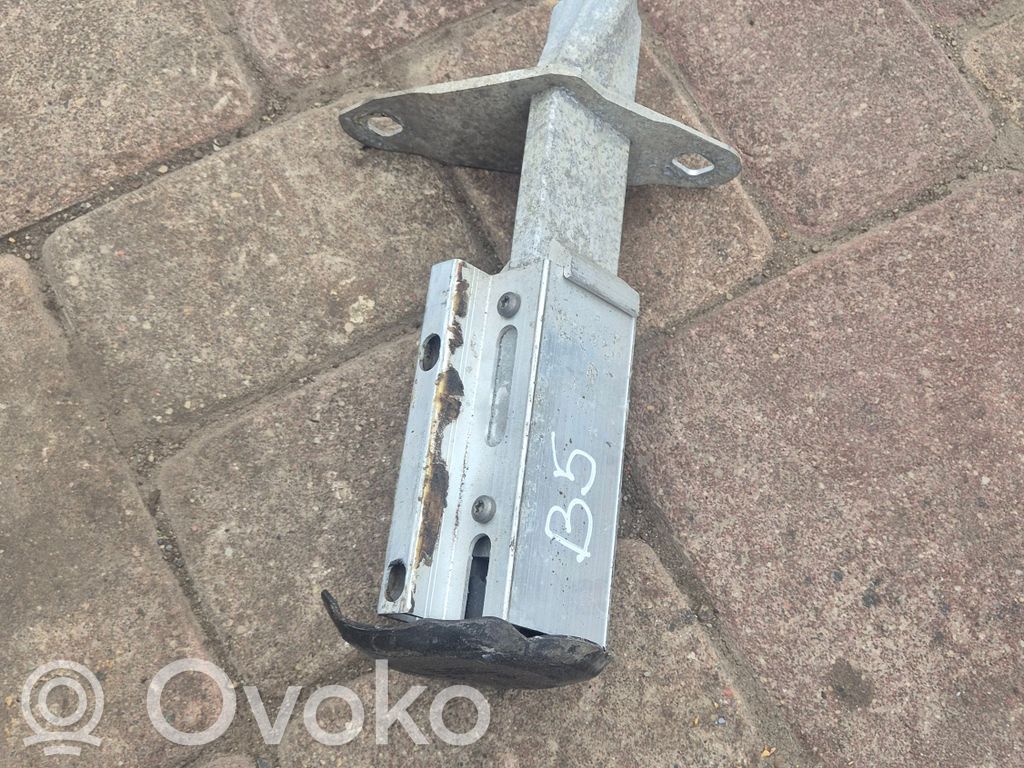 Audi A4 S4 B5 8D Soporte de montaje del parachoques trasero 