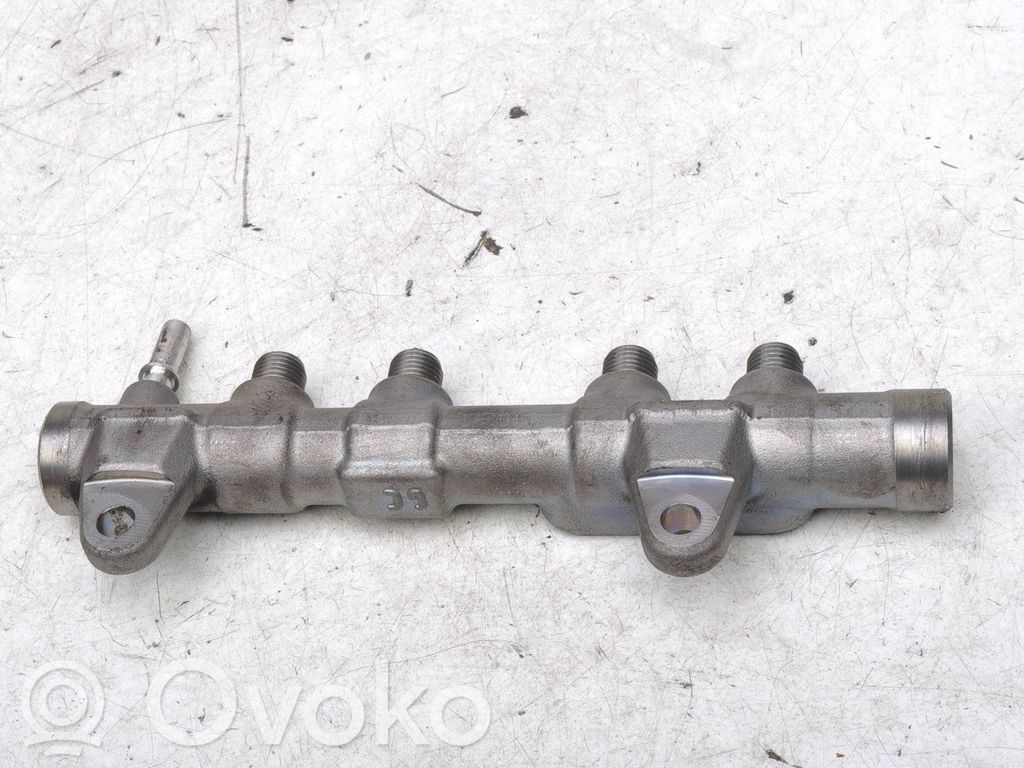 BMW 2 F46 Listwa wtryskowa 