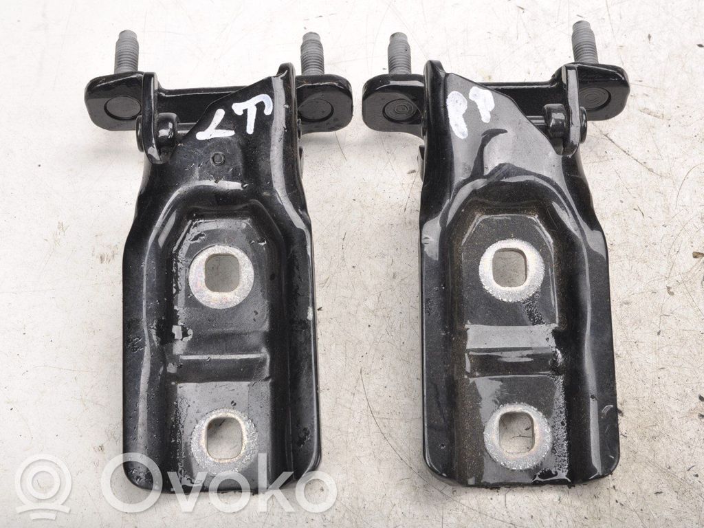 Tailgate hinge   7423839
