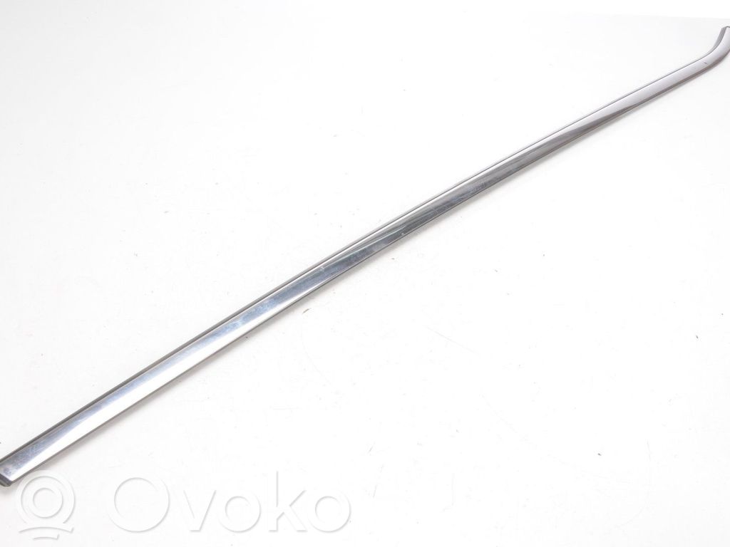 Front door windshield rail