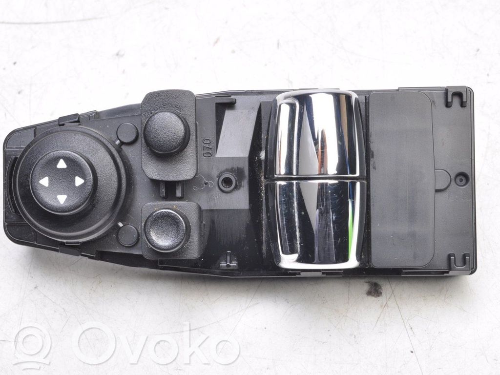 Quarter vent window switch   9289627