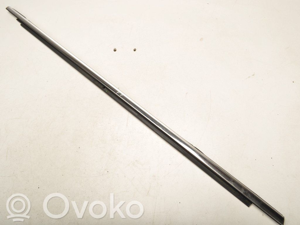 Front door windshield rail