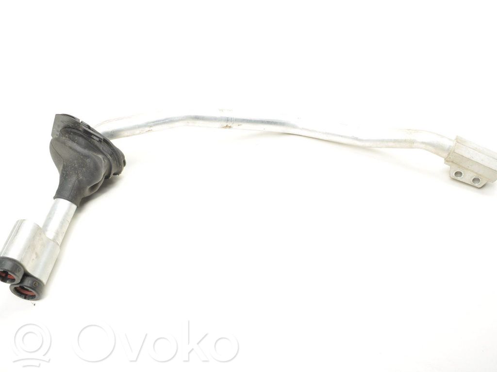 Ilmastointilaitteen putki (A/C)   8R2260712E