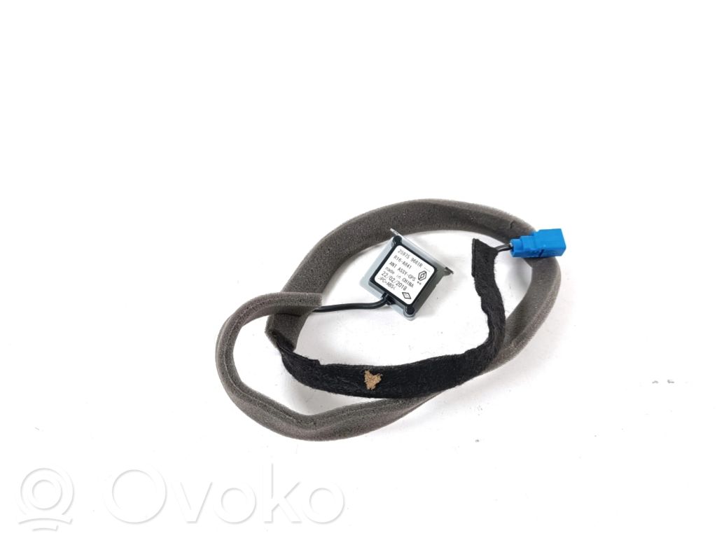 Renault Captur GPS-pystyantenni 