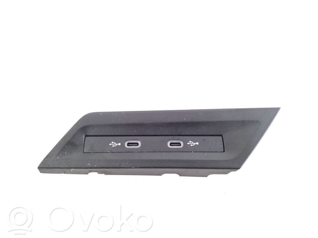 Volkswagen PASSAT B9 Enchufe conector USB 