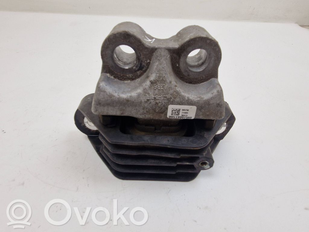 Fiat 500X Engine mount bracket 
