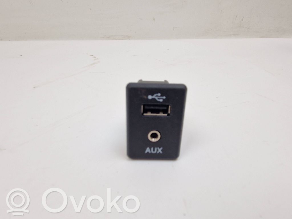 Nissan Qashqai Conector priză AUX 