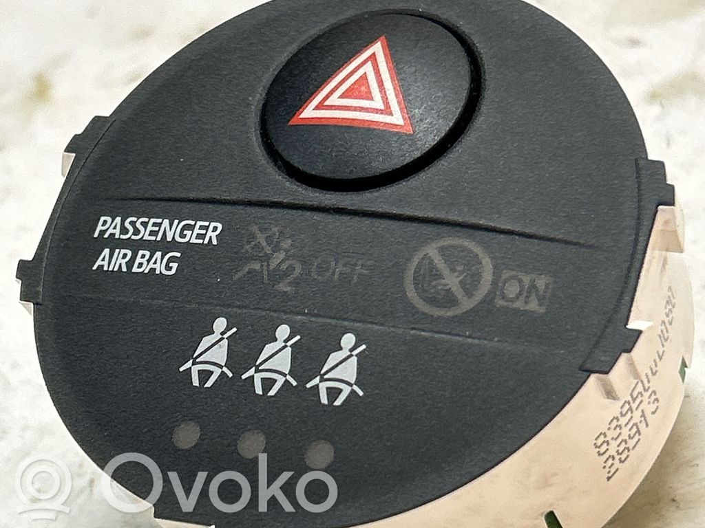 Toyota Yaris Avārijas lukturu slēdzis 