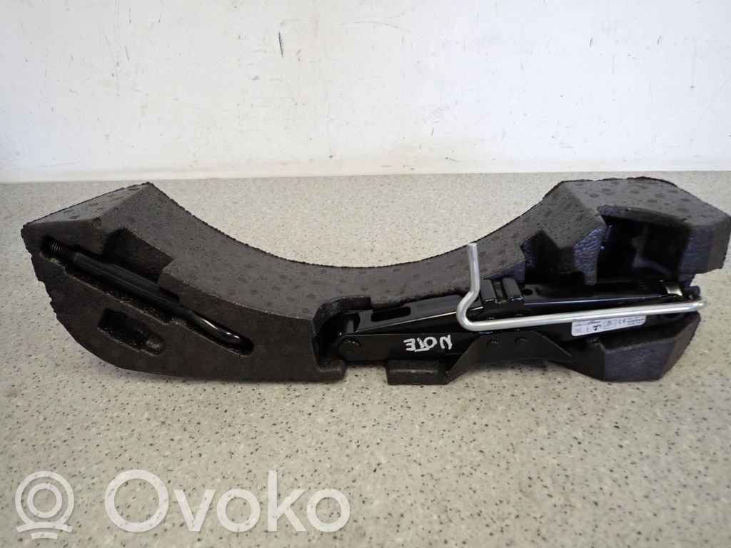 Nissan Note (E11) Spare wheel mounting bracket 