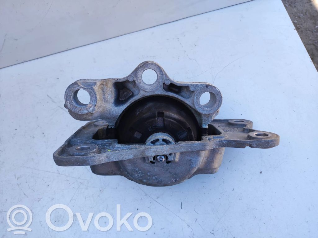Volvo XC90 Engine mount bracket 