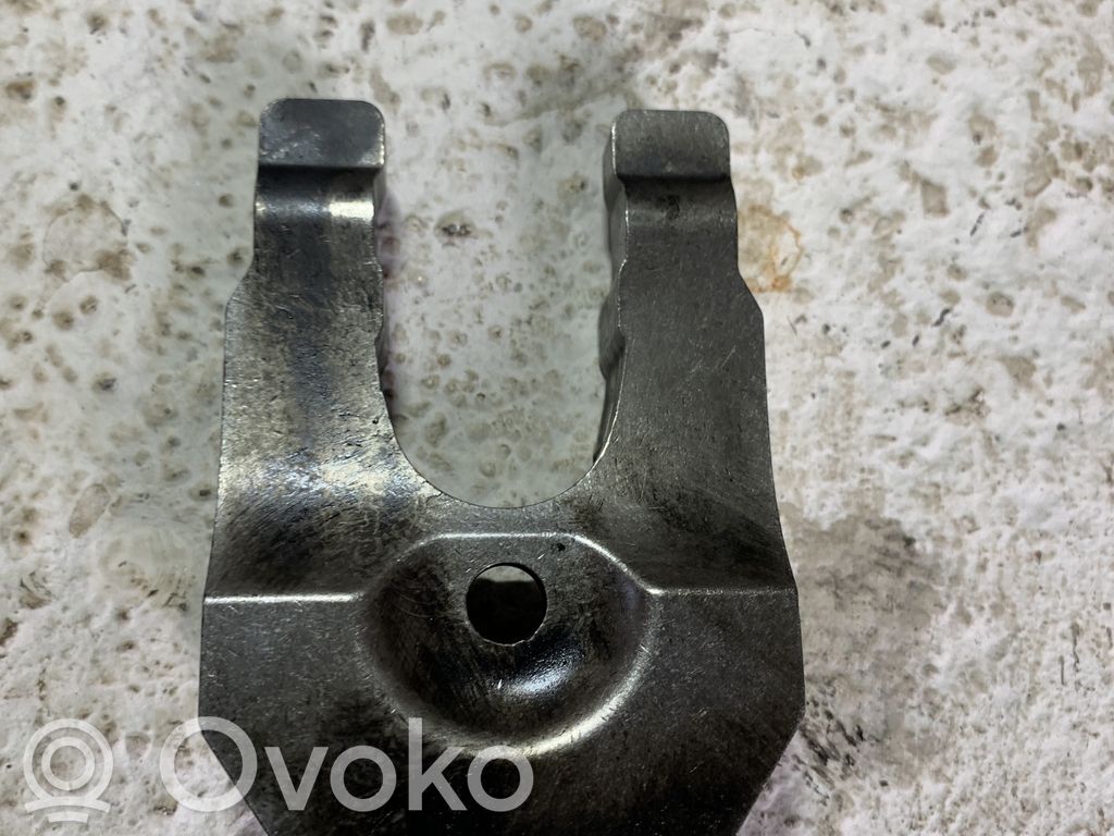 Abrazadera del inyector de combustible